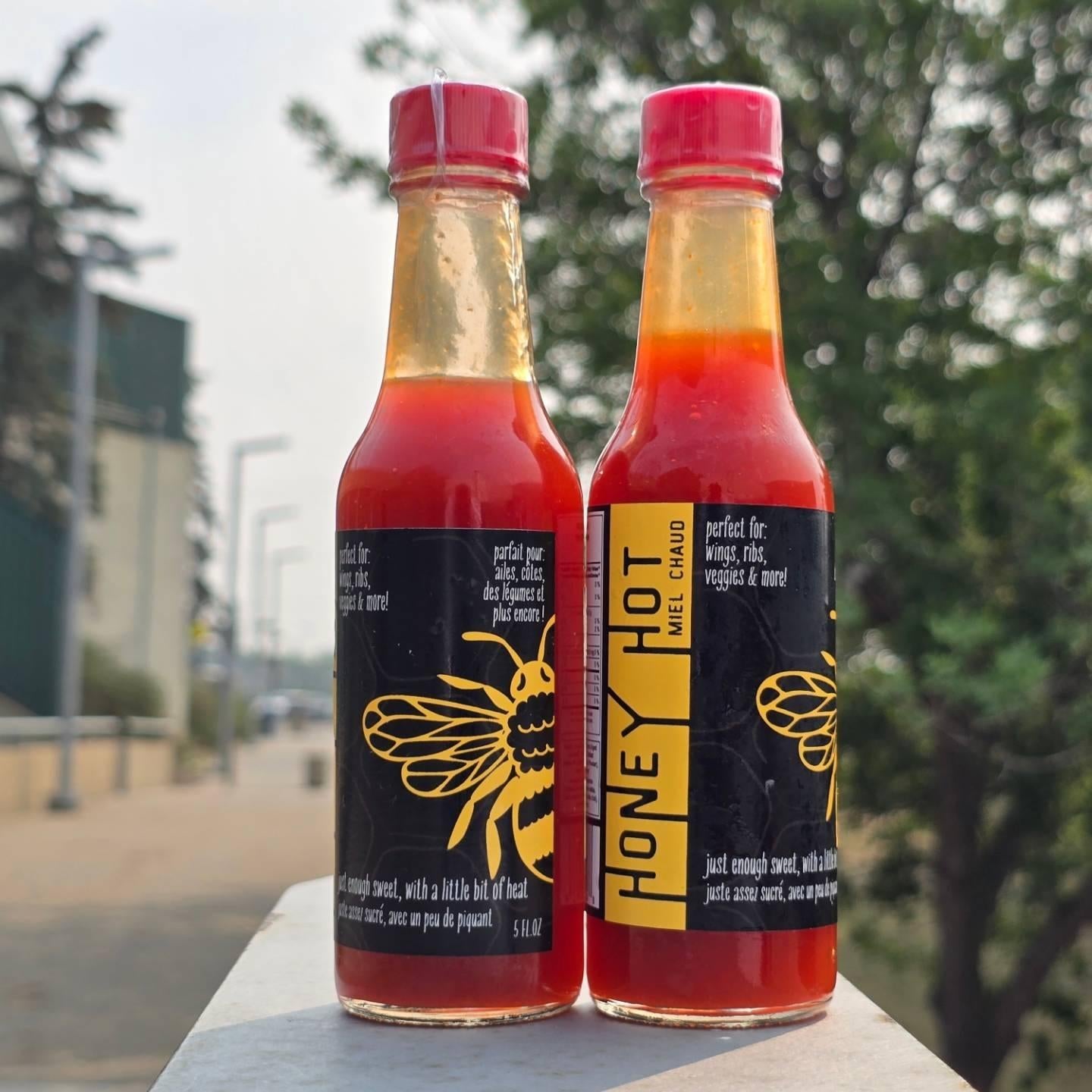 Wings: Toss your chicken wings in Honey Hot Sauce for a sweet and spicy buffalo-style treat! 🍗🔥
Marinades: Use as a marinade for chicken, pork, or shrimp to infuse your dishes with a balanced, smoky heat! 🍖🍤🌶️
Glazes: Brush onto grilled or roasted meats and vegetables for a caramelized, flavourful glaze! 🥩🥕
Dips: Mix with mayonnaise or sour cream for a zesty dip that pairs perfectly with fries, chips, or vegetable sticks! 🍟🥔🥒😋
Everyday Condiment: Drizzle over tacos, burgers, sandwiches, or salads